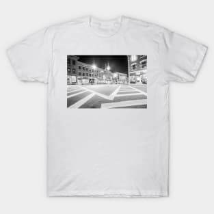 Street level scene strong leading street markings, T-Shirt